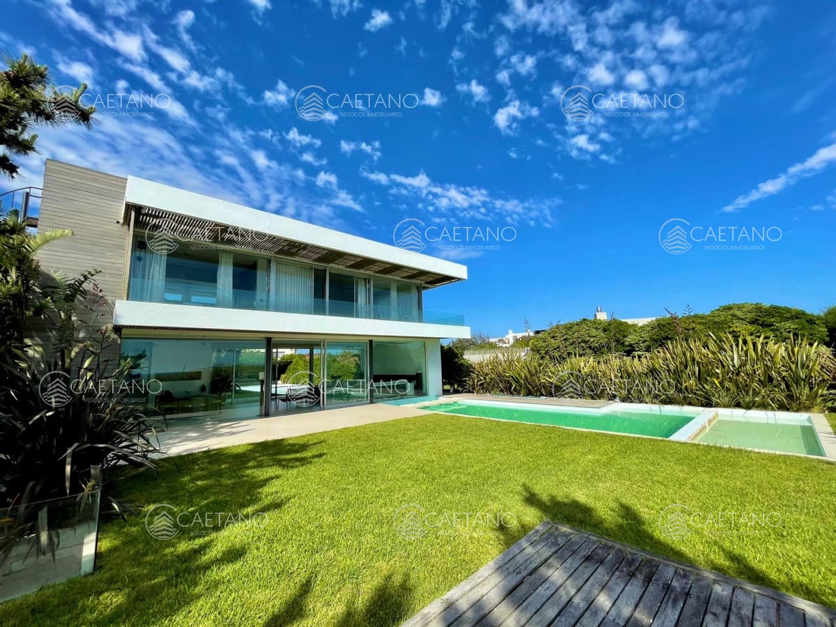Casa en Alquiler de Cuatro dormitorios frente al Mar, Punta Ballena