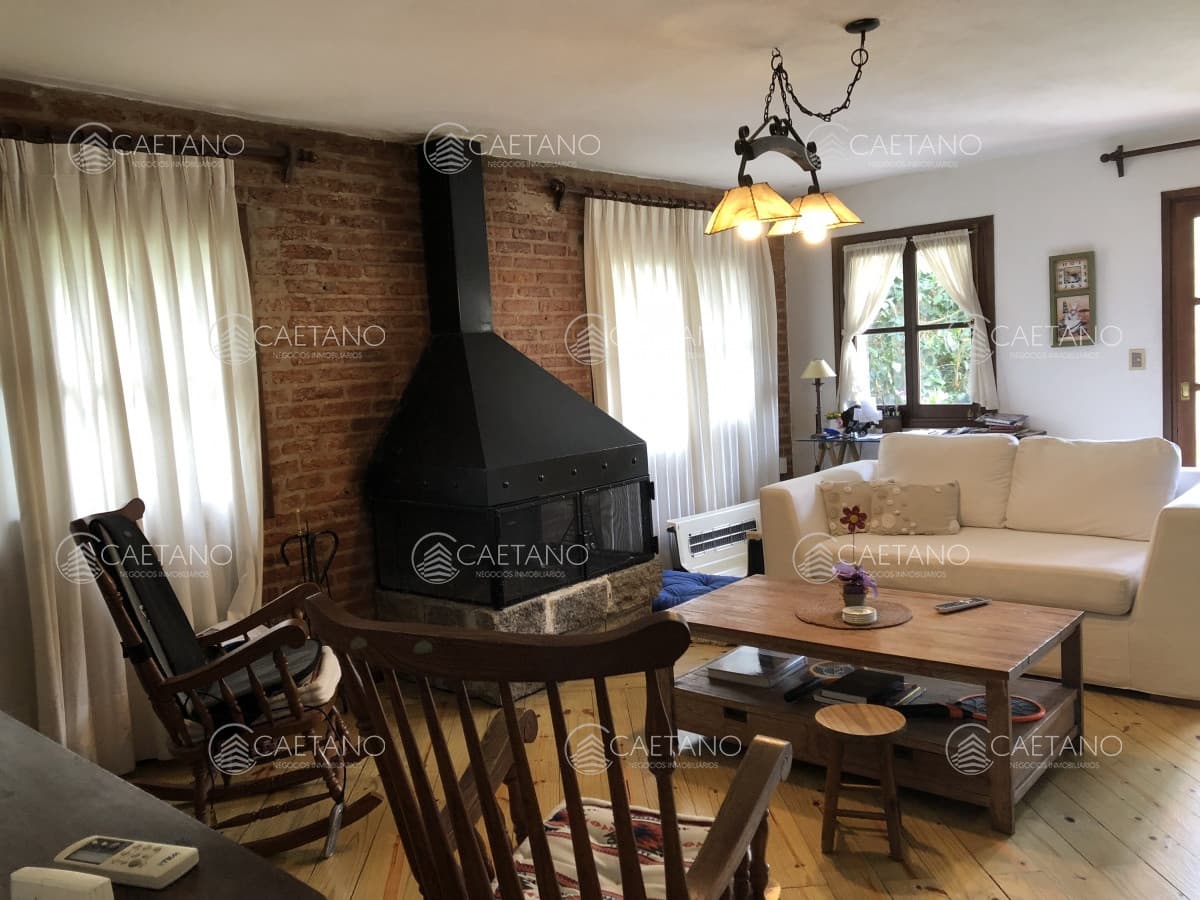 Excelente casa de 3 dormitorios en Playa Mansa - Venta
