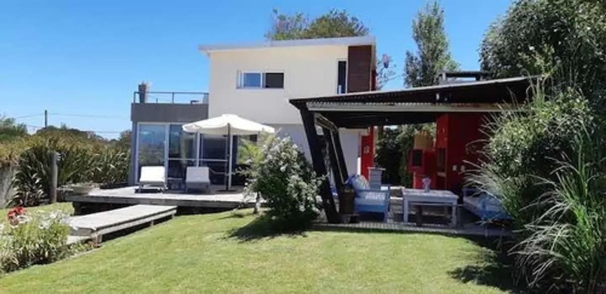 Casa de tres dormitorios y piscina en alquiler en Manantiales