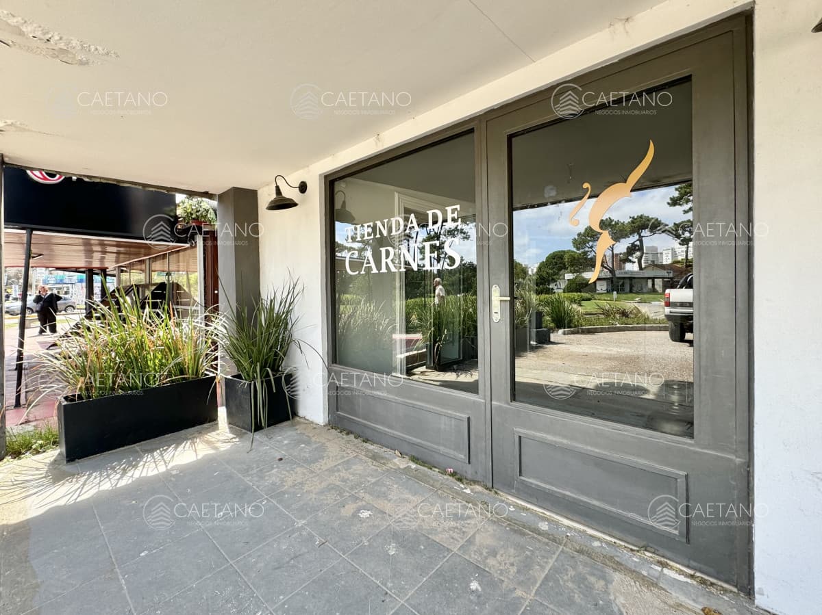 Local comercial en alquiler anual sobre avenida principal, Punta del Este. — foto 2