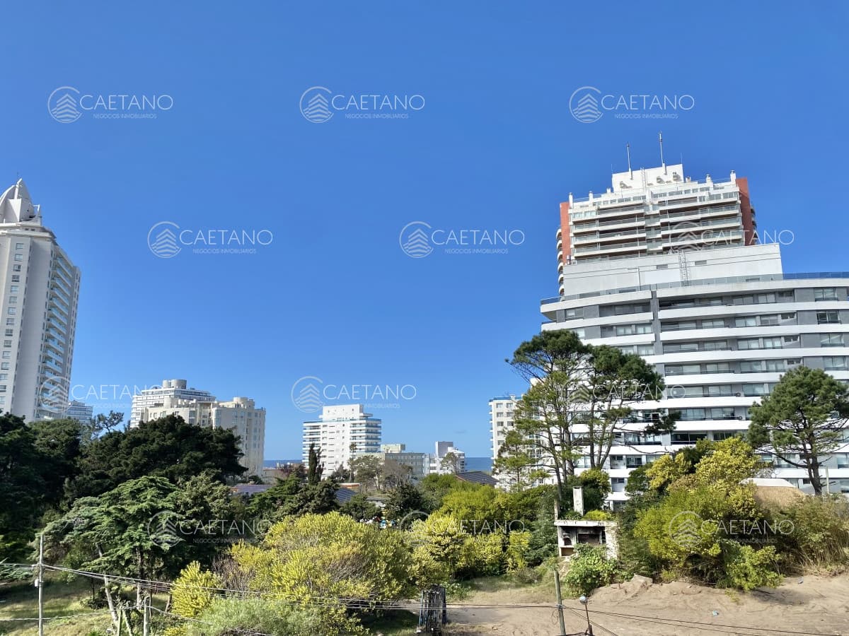 VENTA DE APARTAMENTO DE 2 DORMITORIOS CON PARRILLERO PROPIO EN AIDY GRILL PUNTA DEL ESTE — foto 2