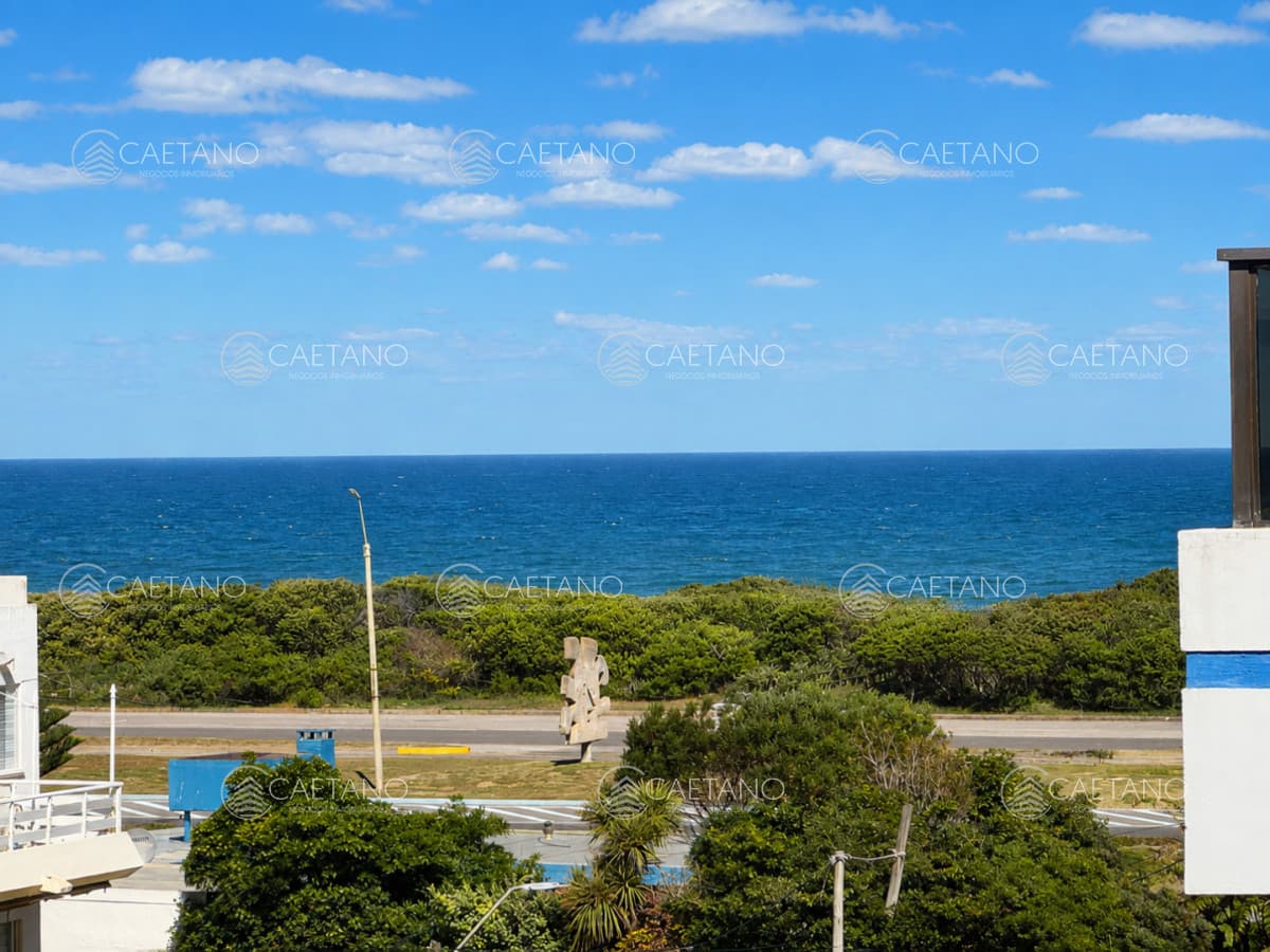 Apartamento 3 Dormitorios con 3 Baños a 70 metros del Mar - Aidy Grill, Punta del Este. REF(8998) — foto 2