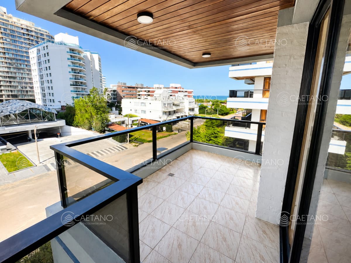 Apartamento 3 Dormitorios con 3 Baños a 70 metros del Mar - Aidy Grill, Punta del Este. REF(8998)