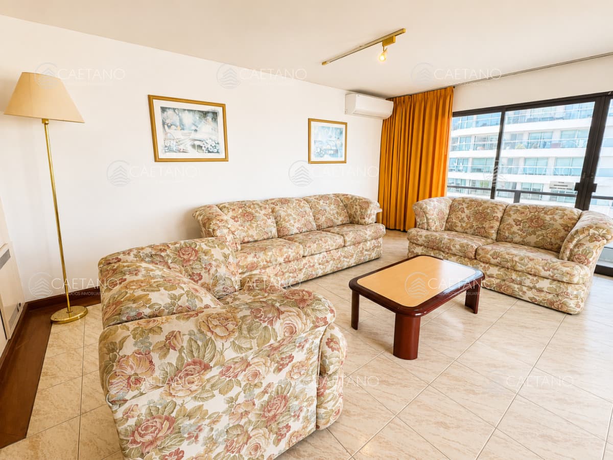 Apartamento 3 Dormitorios con 3 Baños a 70 metros del Mar - Aidy Grill, Punta del Este. REF(8998) — foto 3