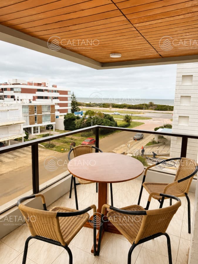 Hermoso apartamento terraza con vista al mar.