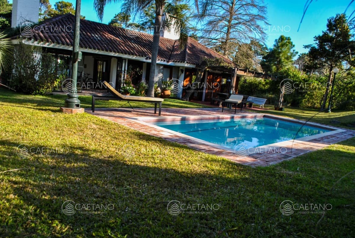 Hermosa casa en excelente ubicación, gran parque con piscina y barbacoa — foto 2