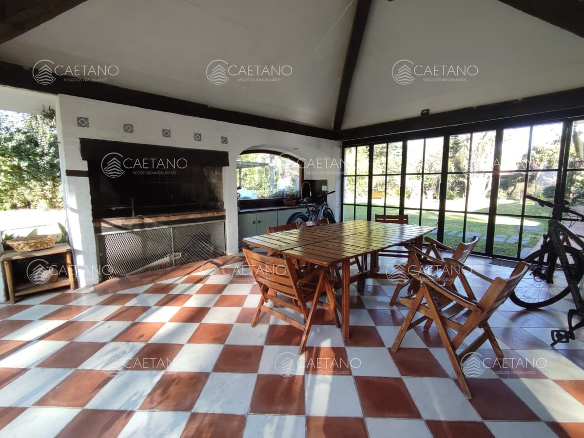 Hermosa casa en excelente ubicación, gran parque con piscina y barbacoa — foto 3