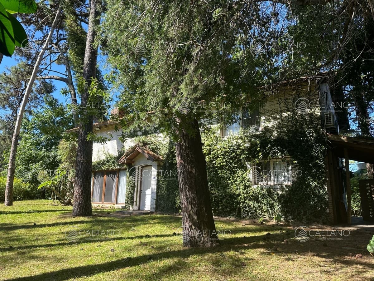 HERMOSA CASA EN VENTA EN EXCELENTE UBICACIÓN. REF: 7906