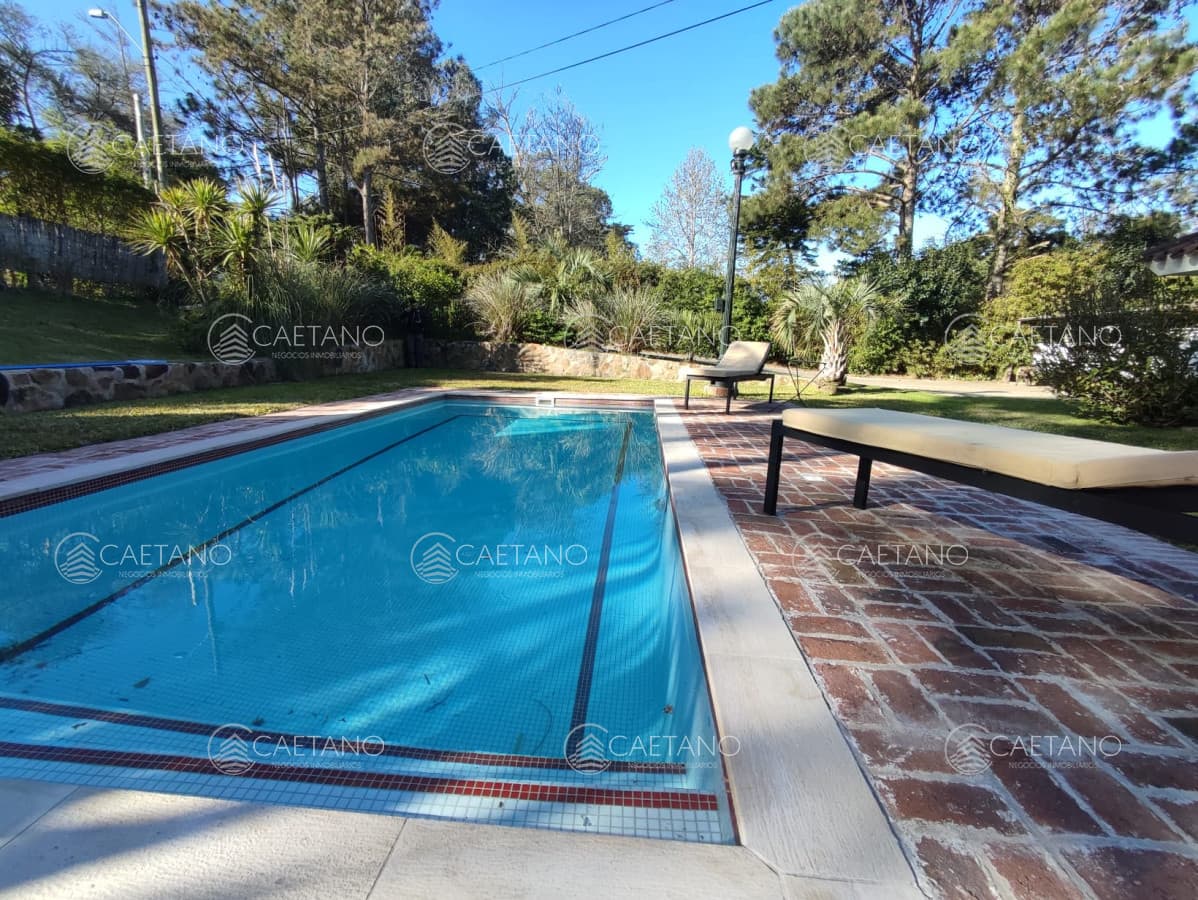 Hermosa casa en excelente ubicación, gran parque con piscina y barbacoa