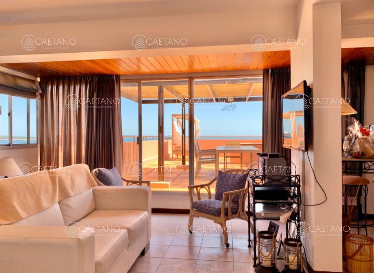 Departamento Frente al Mar, Playa Mansa en Venta Dos Dormitorios y Parrillero — foto 3