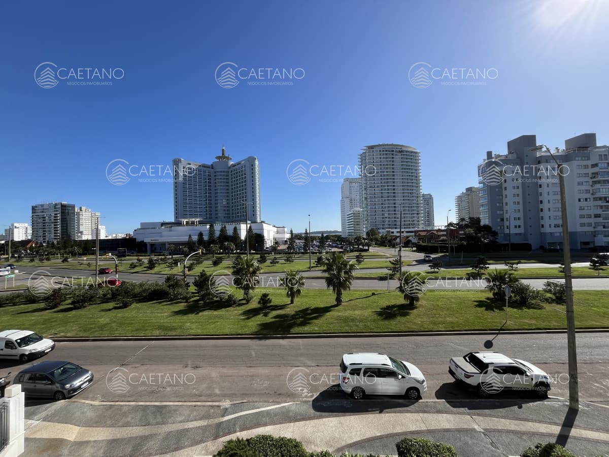 Apartamento en Alquiler a una cuadra del mar (Playa Mansa)  en torre nueva, con todos y excelentes servicios . — foto 2