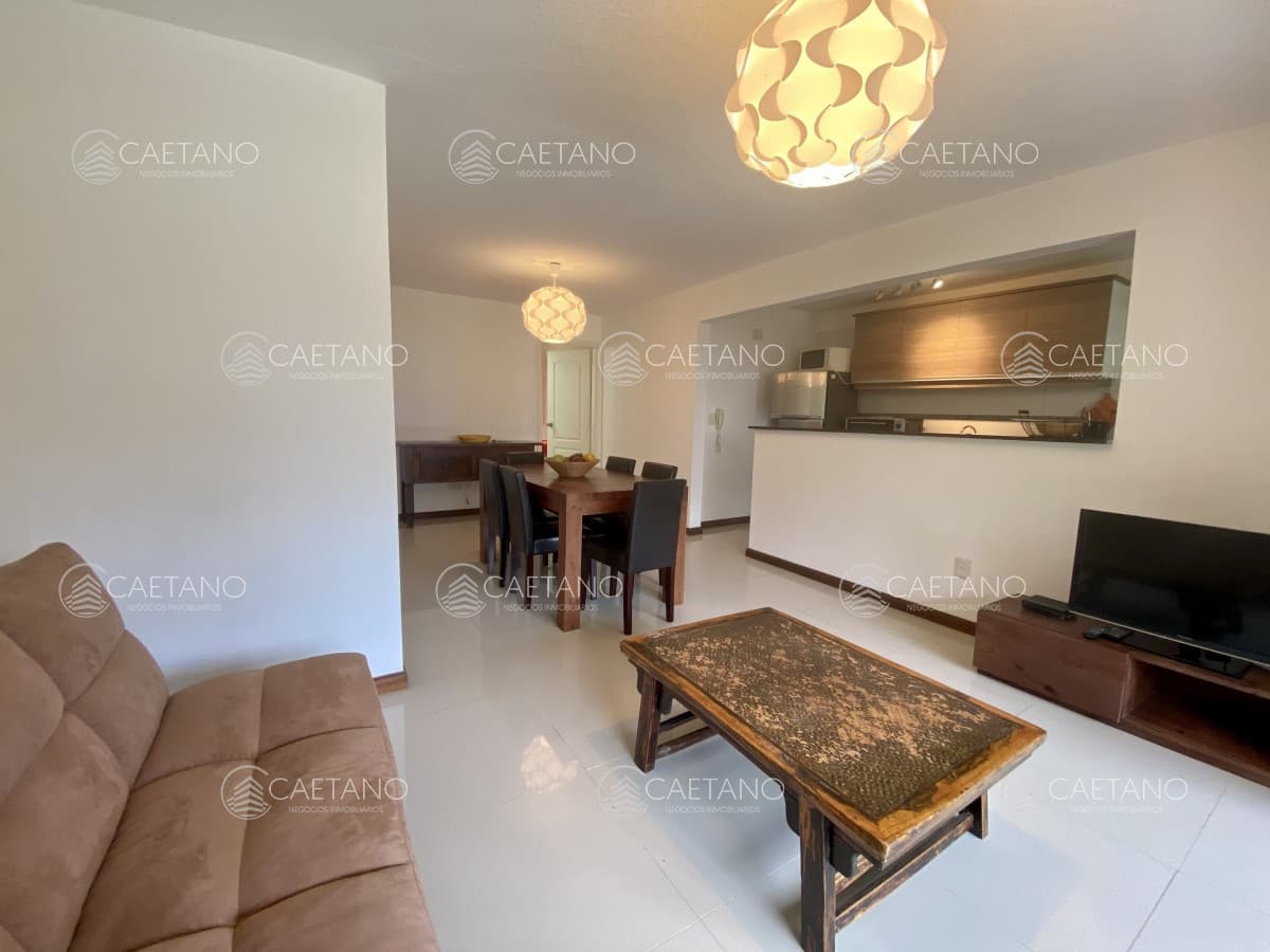 Apartamento esquinero en zona brava