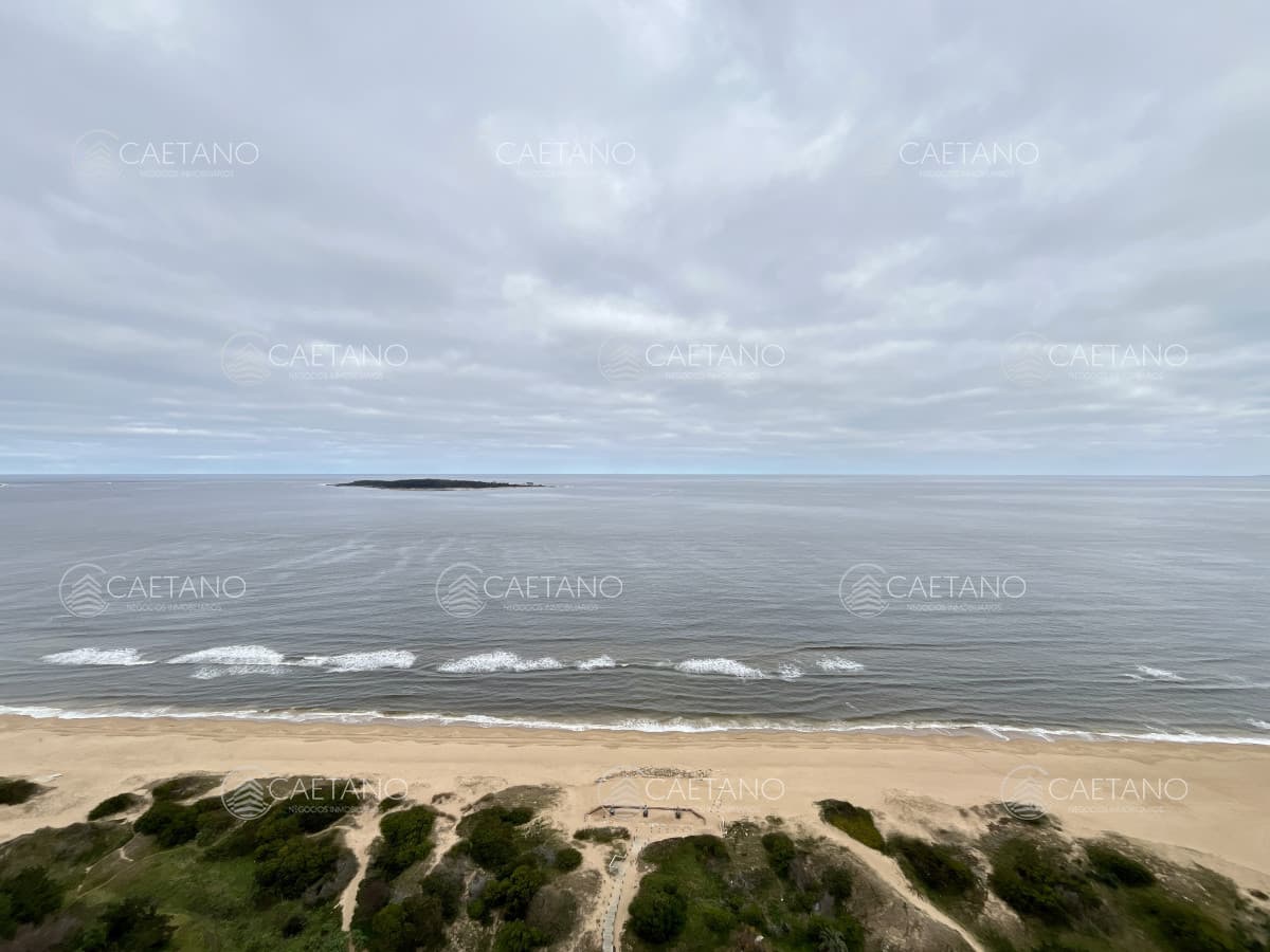 Venta apartamento 2 dormitorios. Playa mansa, Punta del Este.