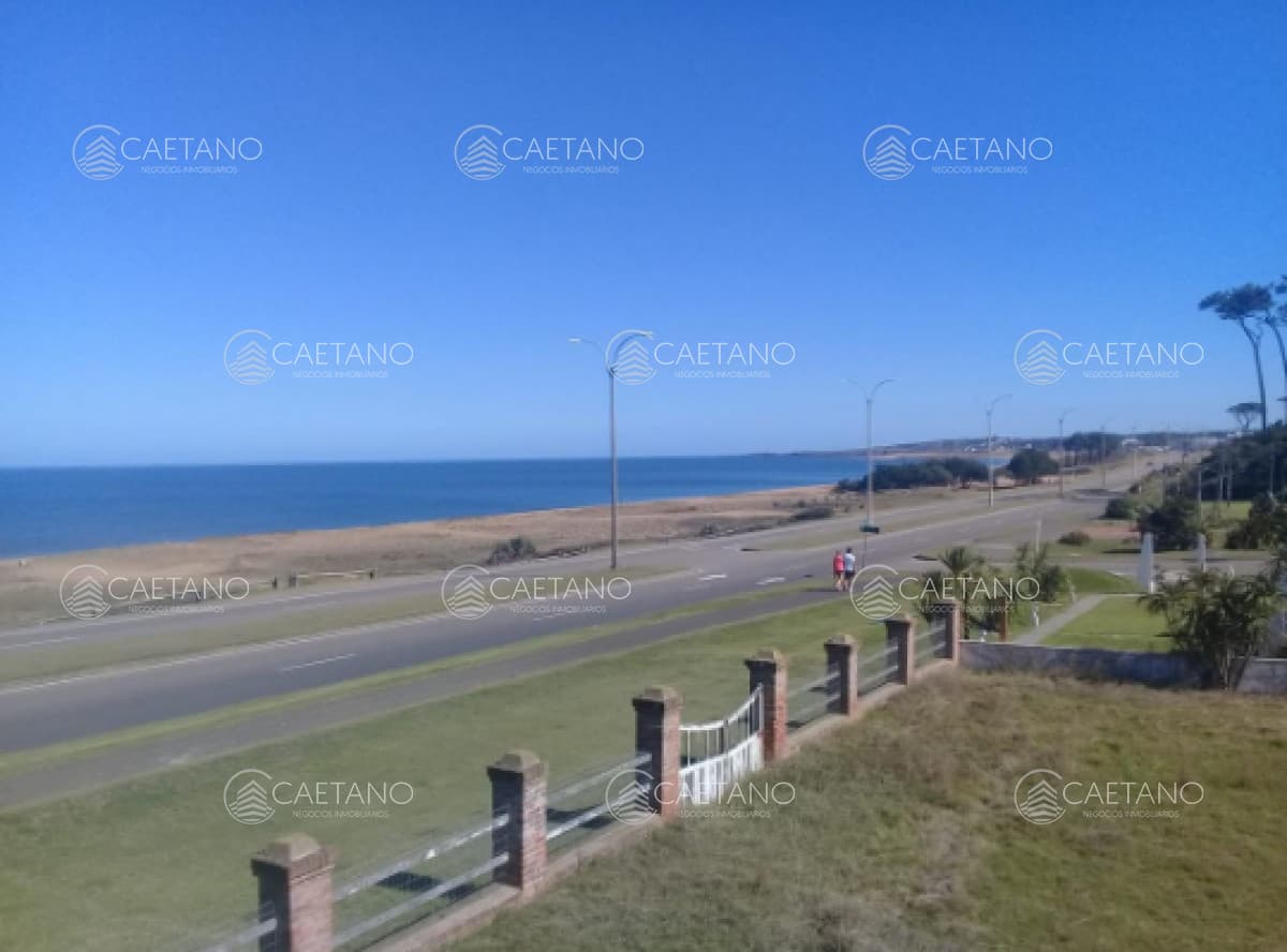 Apartamento de 4 dormitorios en primera linea!