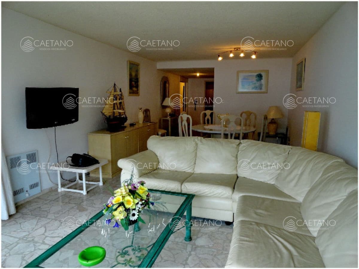 Apartamento sÃƒÂºper amplio y cÃƒÂ³modo , con espectacular vista, en primera lÃƒÂ­nea sobre Rambla de playa Mansa.