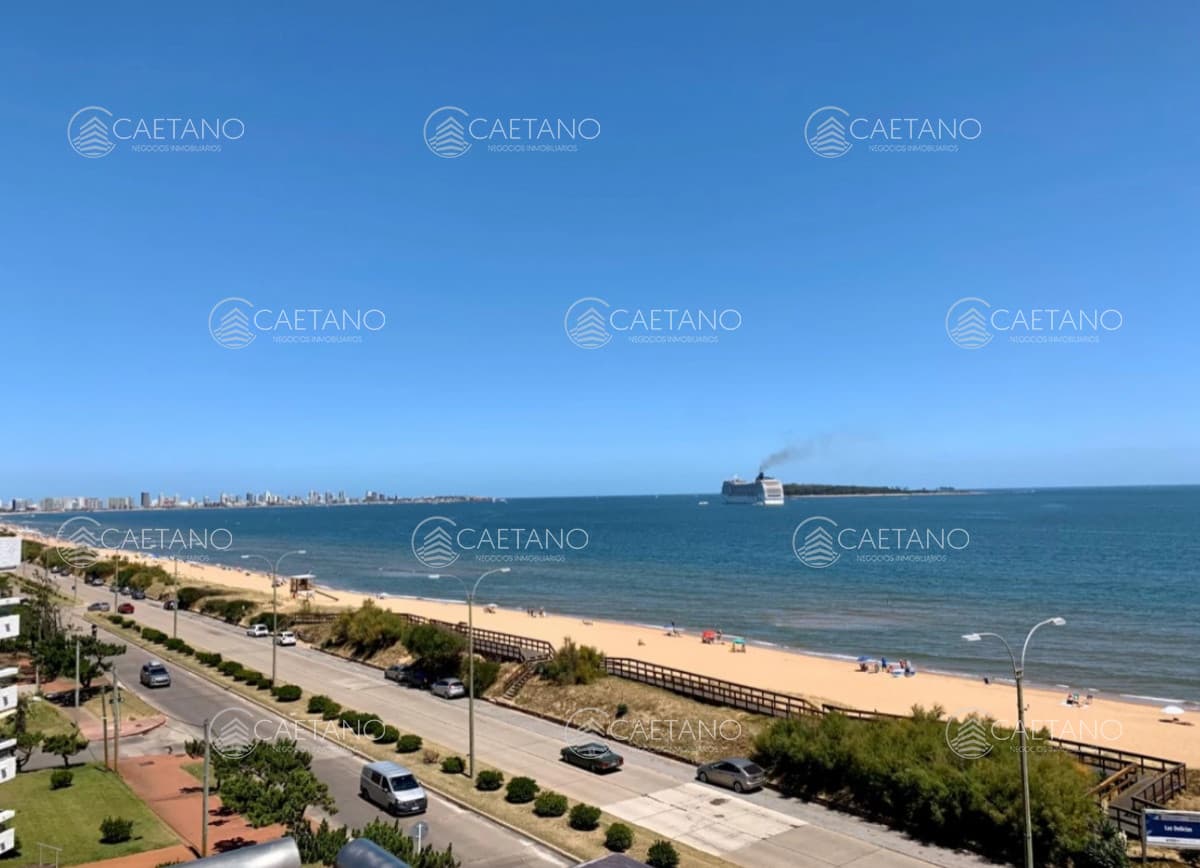 Departamento Frente al Mar, Playa Mansa en Venta Dos Dormitorios y Parrillero — foto 2