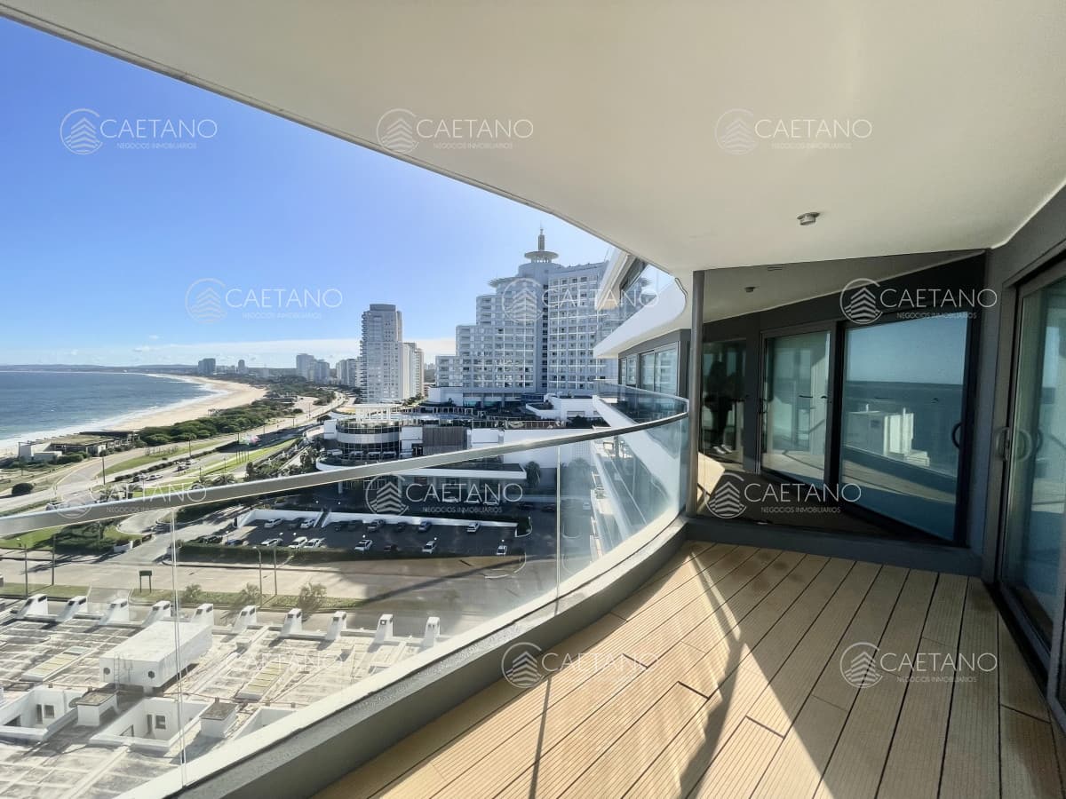 Venta apartamento. 3 Dormitorios. Playa mansa, Punta del Este. — foto 2