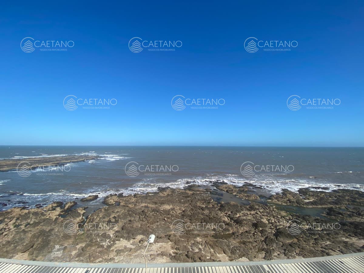 Pent-house de lujo sobre el mar en península de Punta del Este