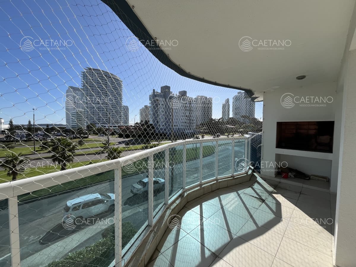 Apartamento en Alquiler a una cuadra del mar (Playa Mansa)  en torre nueva, con todos y excelentes servicios . — foto 3