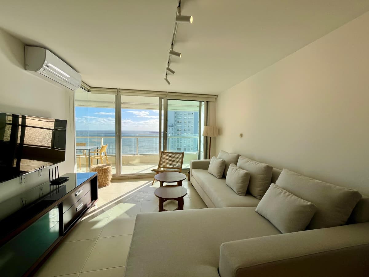 Alquiler temporal, apartamento 2 dormitorios. Playa mansa, Punta del Este.