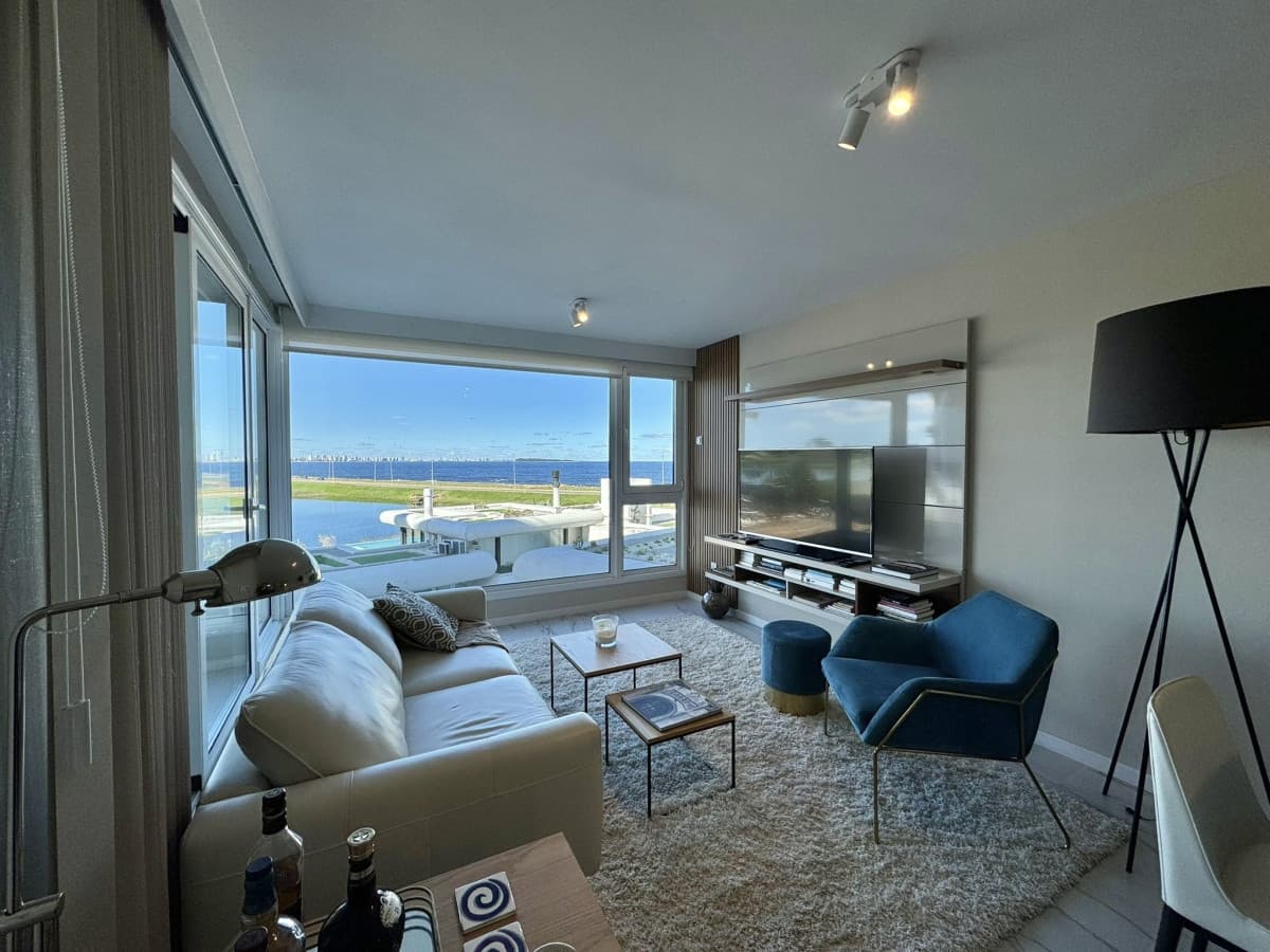 Alquiler anual apartamento 3 dormitorios. Playa mansa, Punta del Este