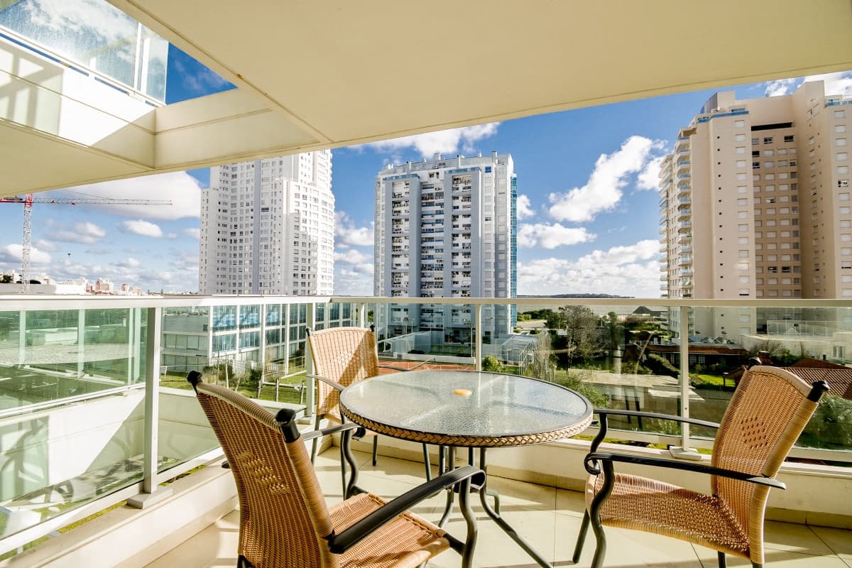 Venta apartamento - 2 Dormitorios + Parrillero. Playa Mansa, Punta Del Este