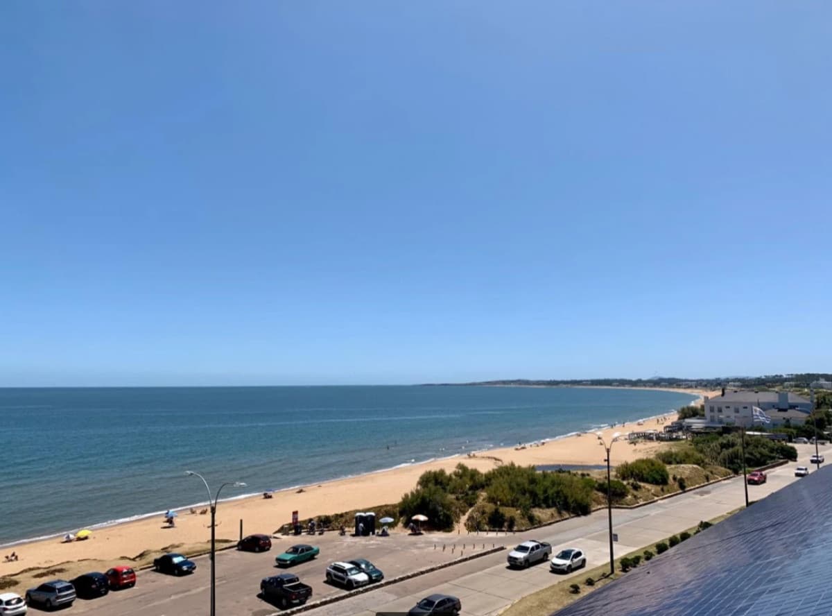 Departamento Frente al Mar, Playa Mansa en Venta Dos Dormitorios y Parrillero