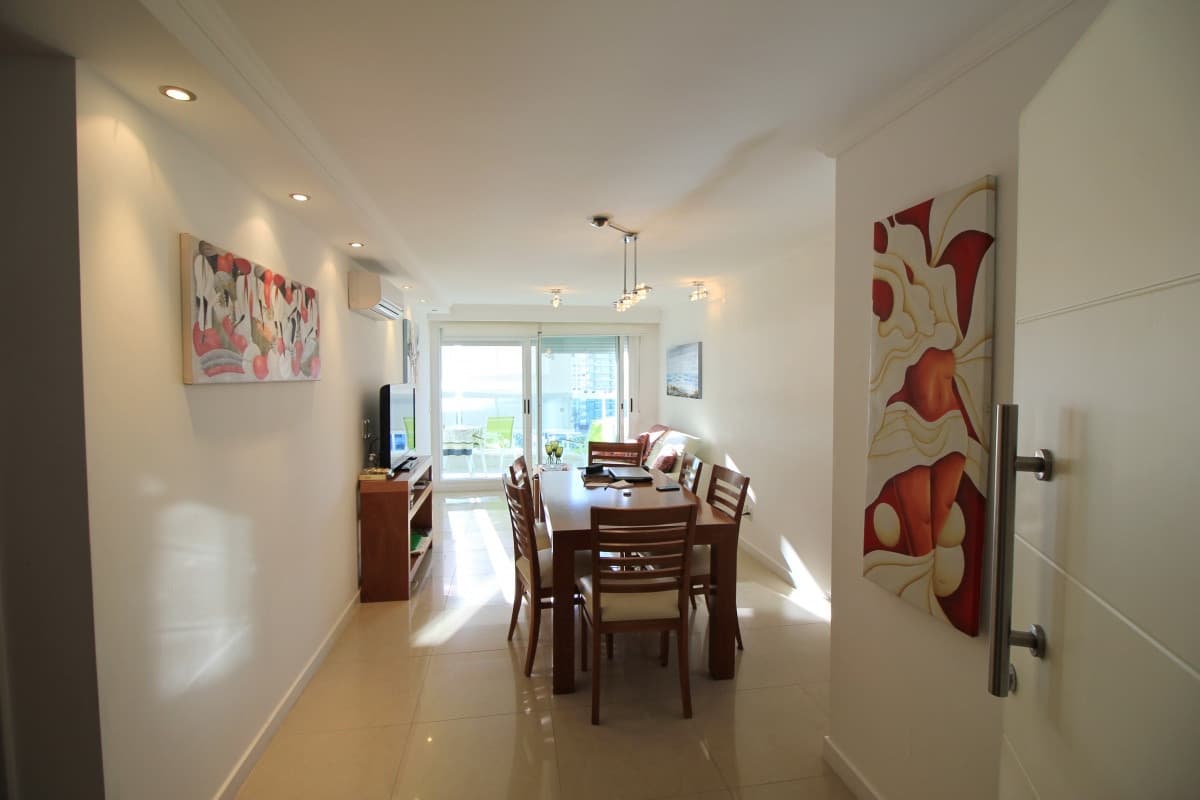Apartamento con servicios en venta y alquiler en Punta del Este, zona Conrad.