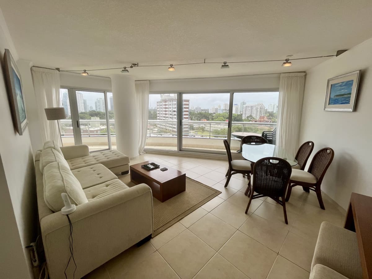 Alquiler temporal apartamento 3 dormitorios. Playa brava, Punta del Este