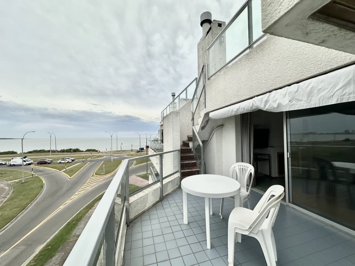Venta Departamento - 3 Dormitorios 3 Baños - Primera linea Playa Mansa