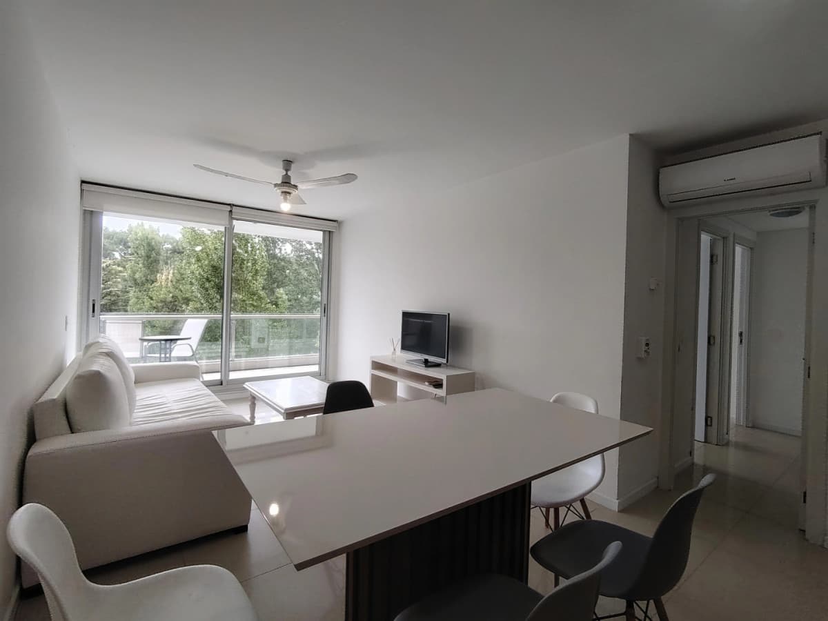 Alquiler temporal, apartamento 2 dormitorios. Punta del Este.