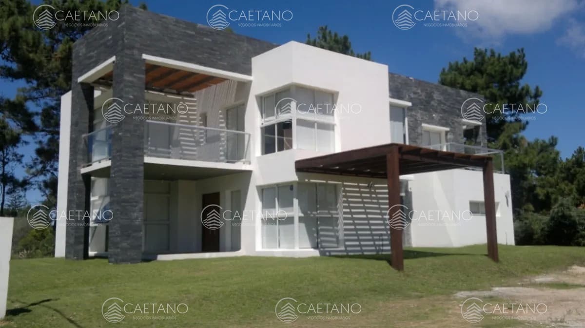 Hermosa casa minimalista de dos plantas!