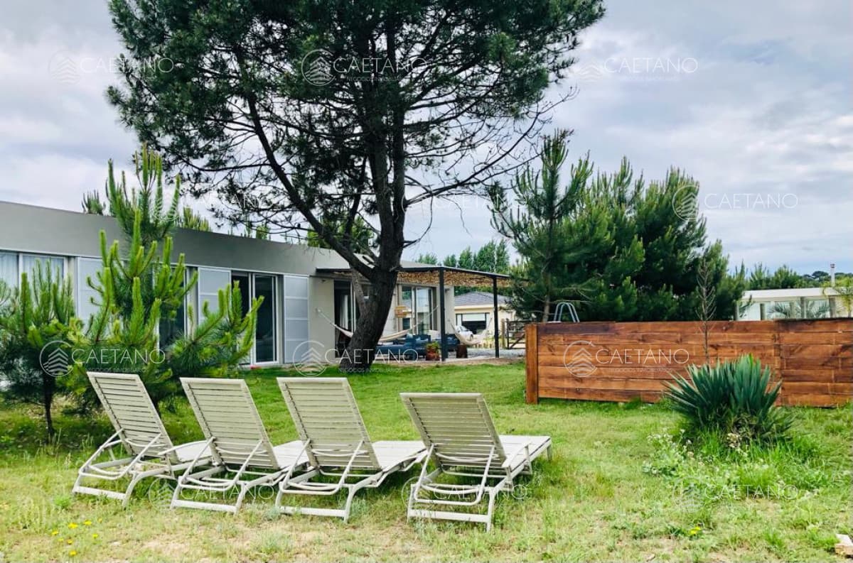 Casa 3 dormitorios barrio privado Punta del Este.