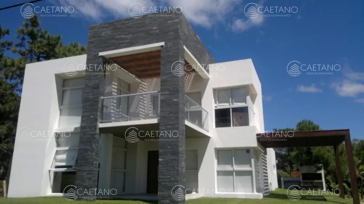 En alquiler casa 5 dormitorios con piscina en Rincon del Indio, playa brava, Punta del Este.