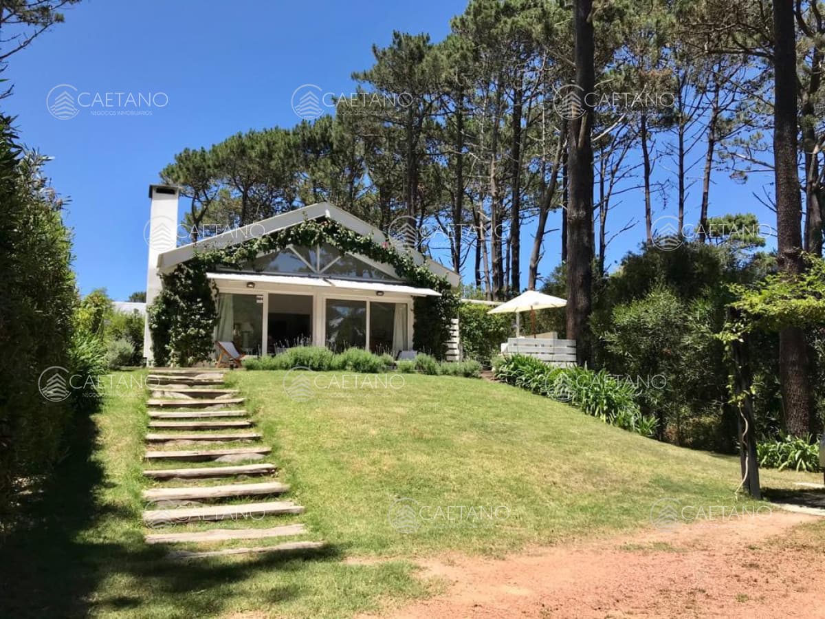 Excelente casa de 4 dormitorios en Montoya