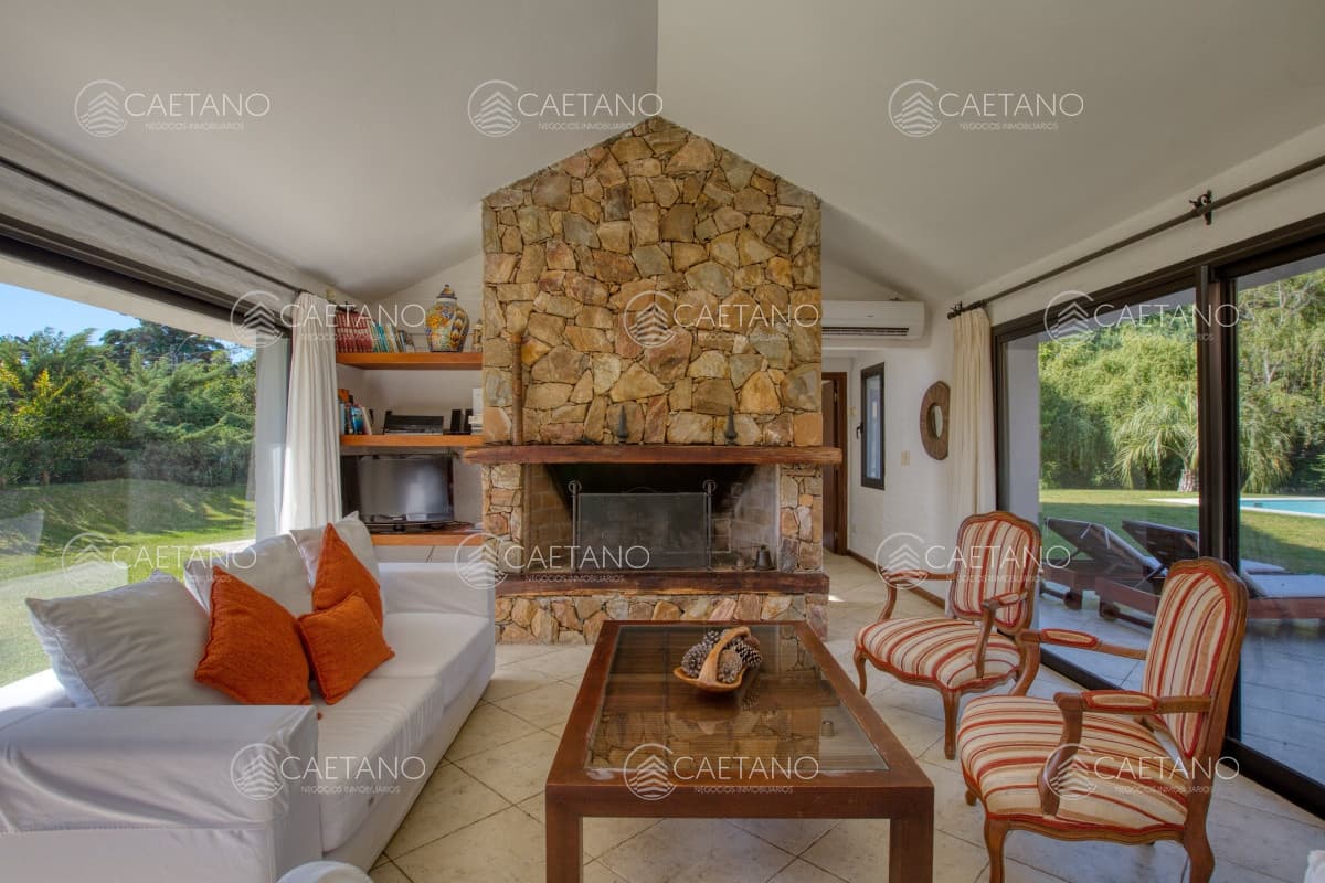 Excelente casa con piscina en alquiler en Rincon del Indio, playa Brava, Punta del Este. — foto 2