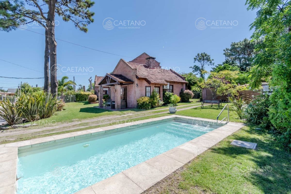 Hermosa propiedad en venta en Altos de pinar.