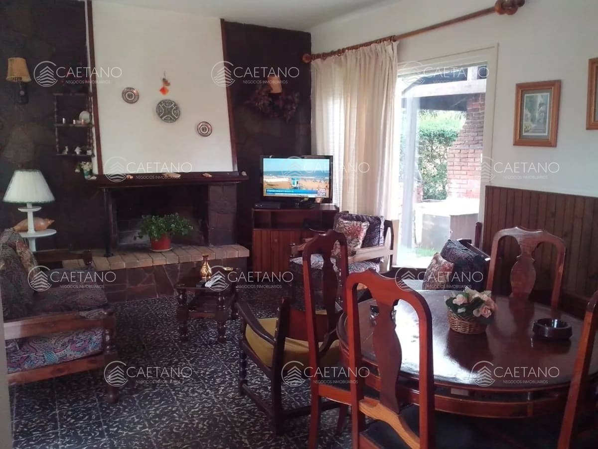 Alquilo casa 2 dormitorios en Pinares con hermoso fondo verde. — foto 2