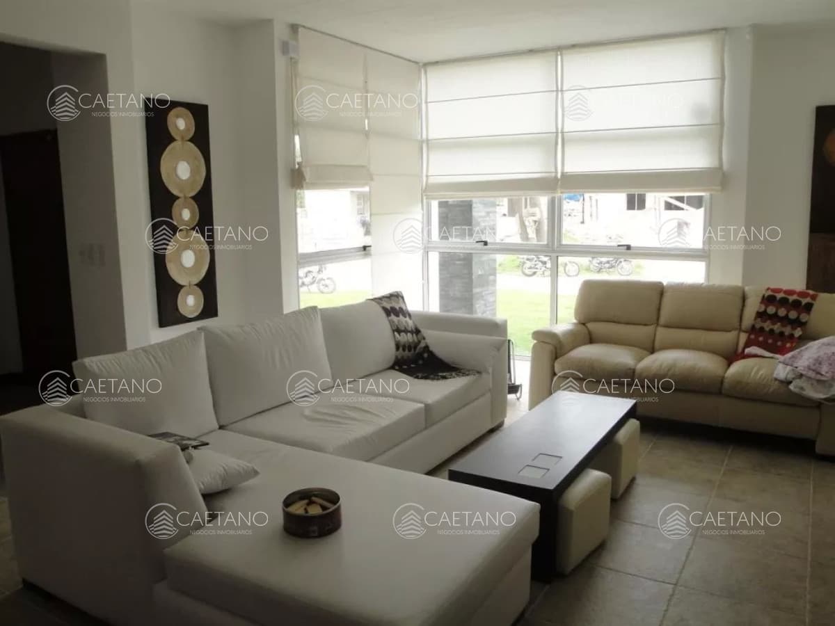En alquiler casa 5 dormitorios con piscina en Rincon del Indio, playa brava, Punta del Este. — foto 2