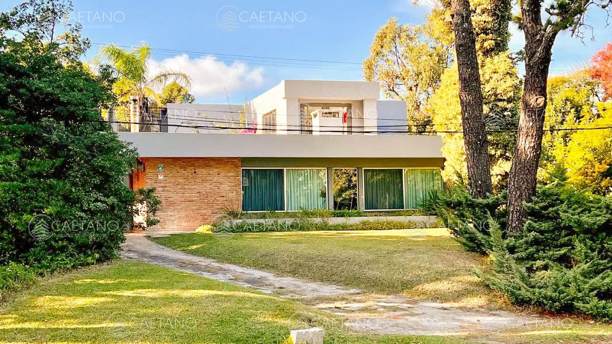 Casa en venta en Pinares, Punta del Este - estilo acogedor con jardín y cerca de la playa