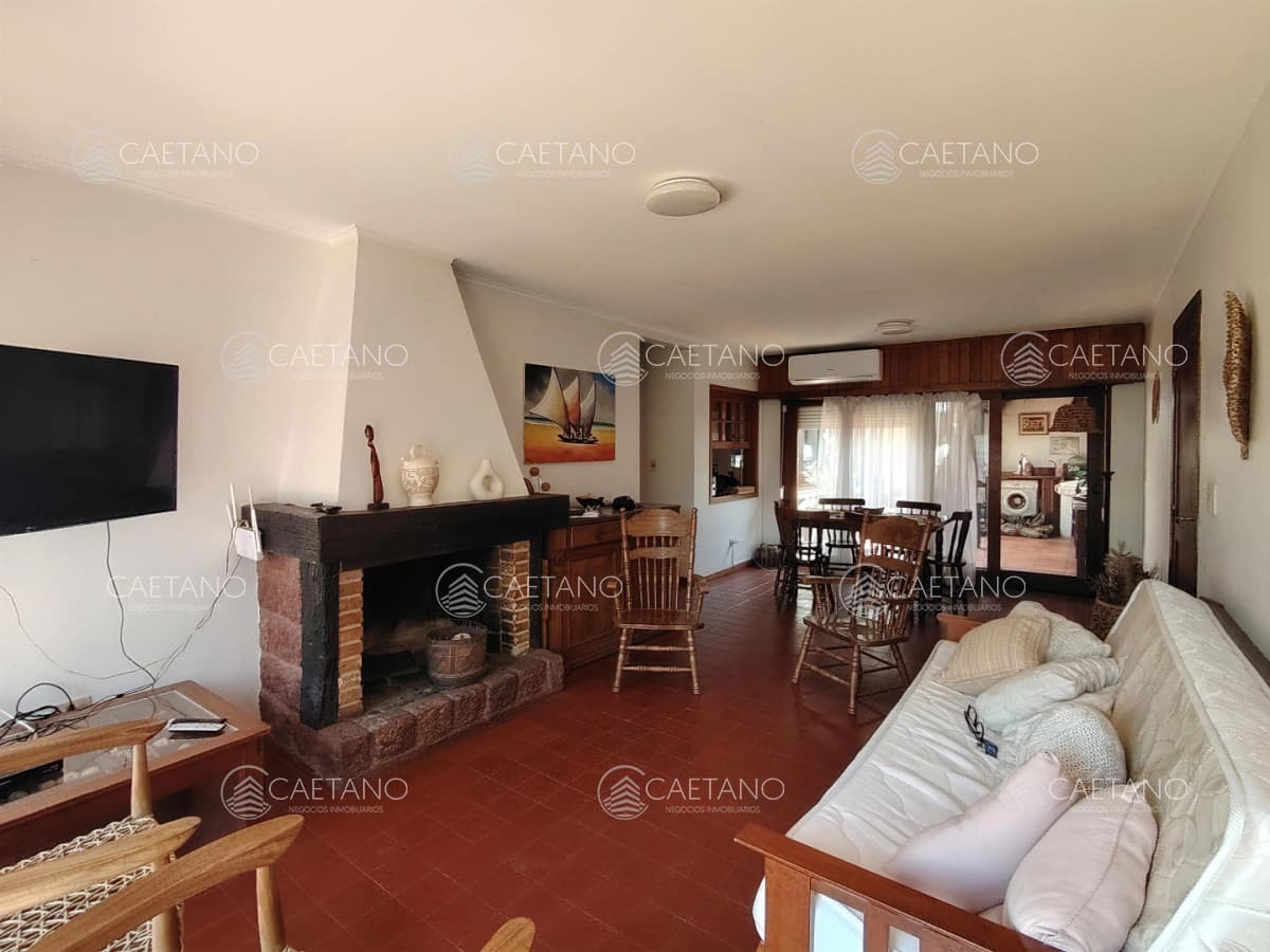 Casa de 3 dormitorios en alquiler anual, Playa Mansa, Punta del Este.