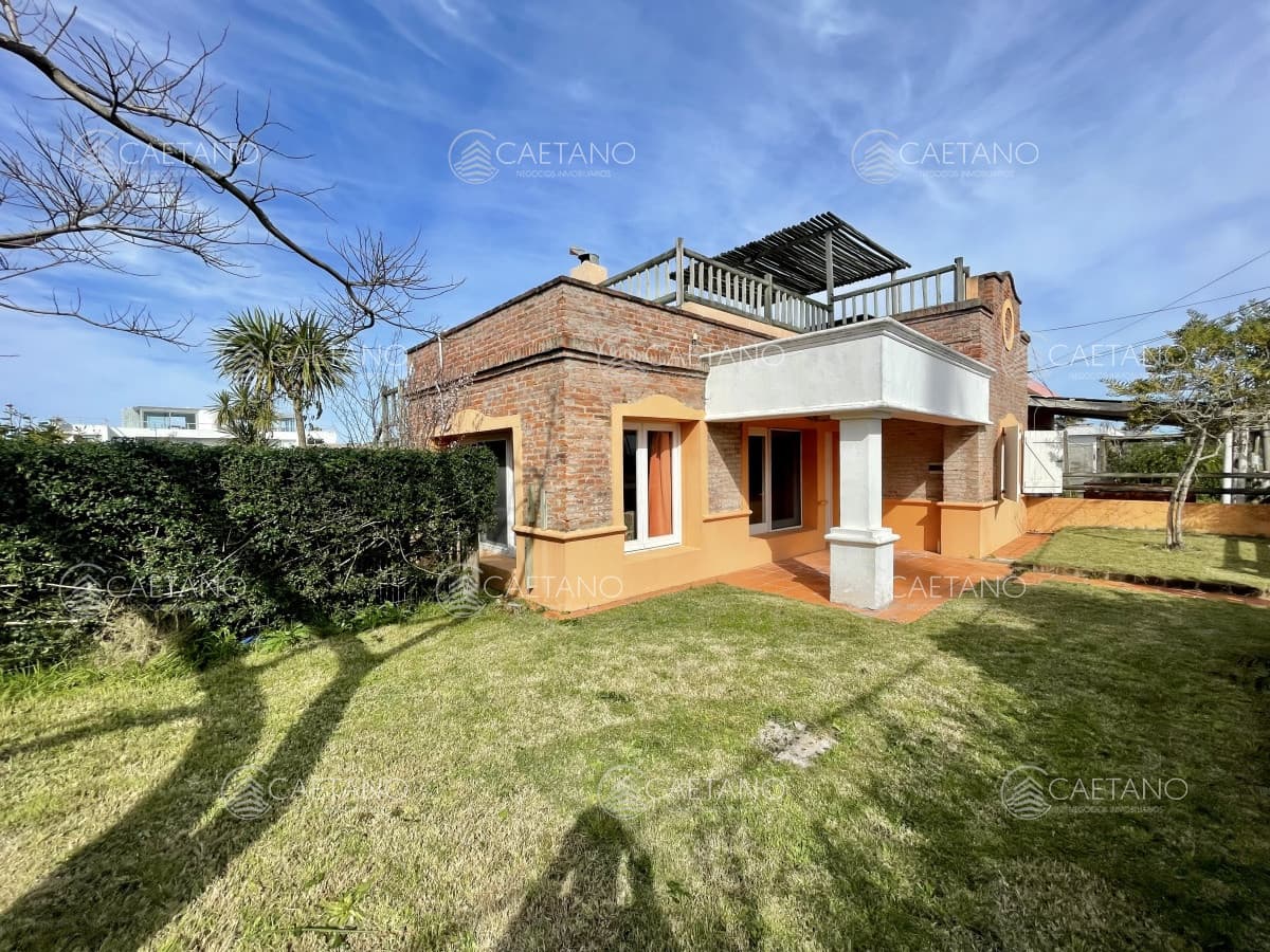 Se vende casa a 200 metros de la playa bikini.