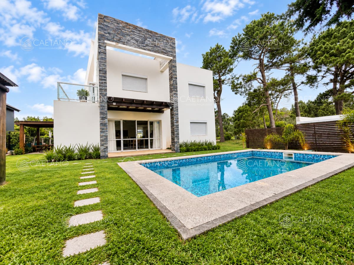 En alquiler casa 5 dormitorios con piscina en Rincon del Indio, playa brava, Punta del Este. — foto 2