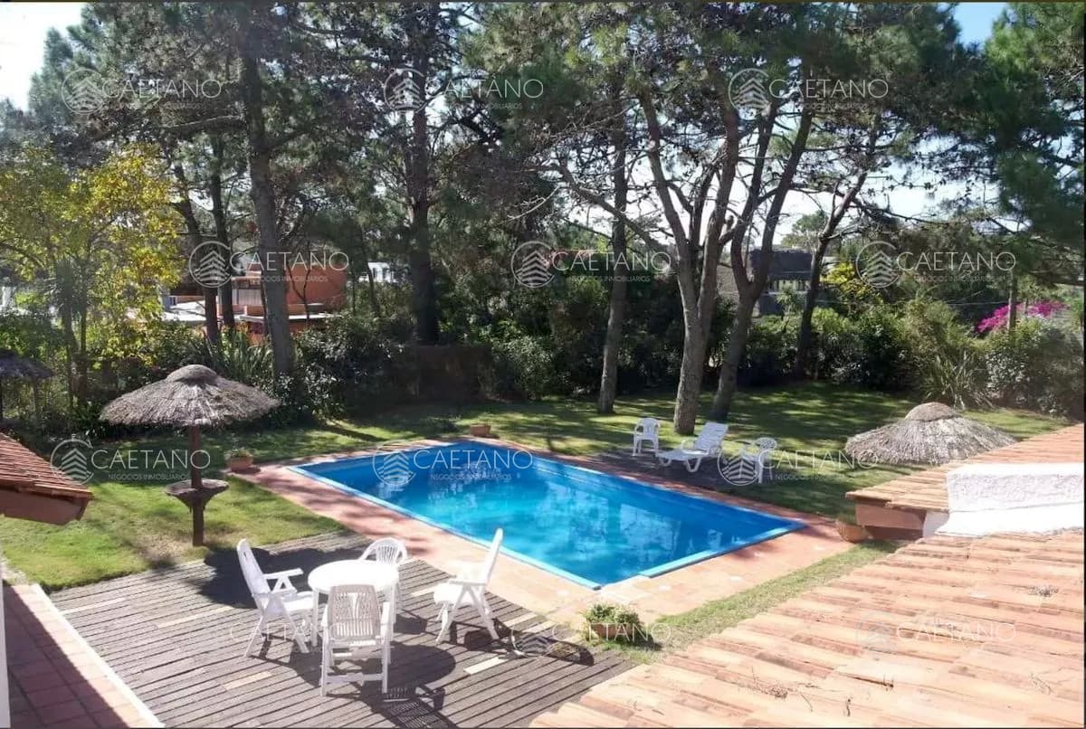 Casa de 4 dormitorios con piscina en alquiler en Brava, Punta del Este. — foto 2