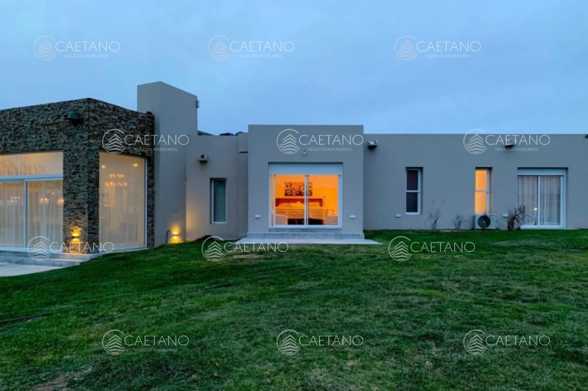 Luminosa casa orientada al suroeste, ubicada en un terreno alto sobre la laguna Pueblo Mio — foto 3