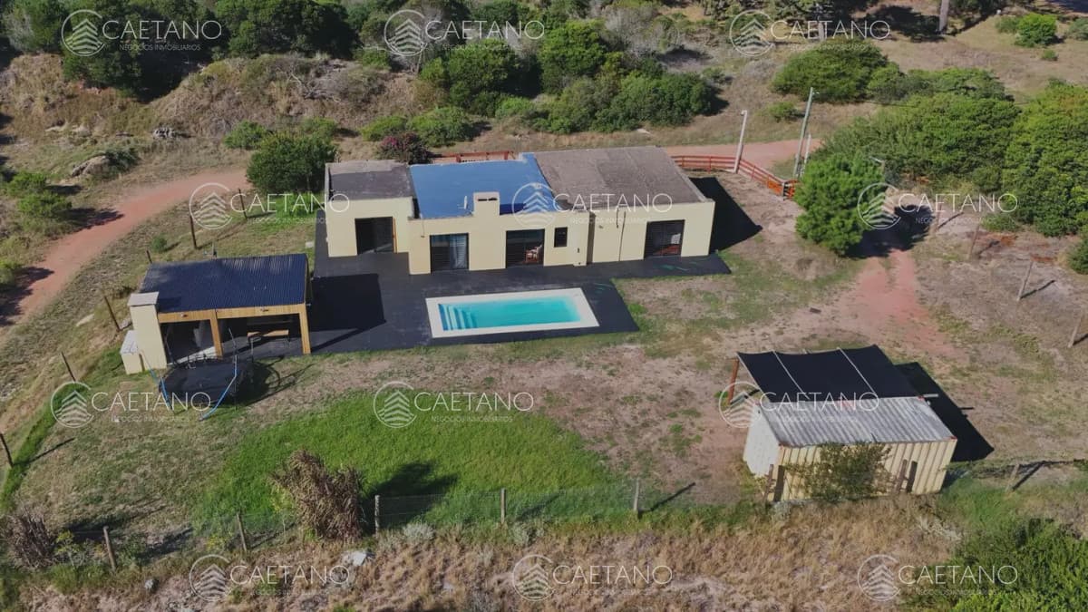 Venta casa tres dormitorios. Club Del Lago. Punta Ballena