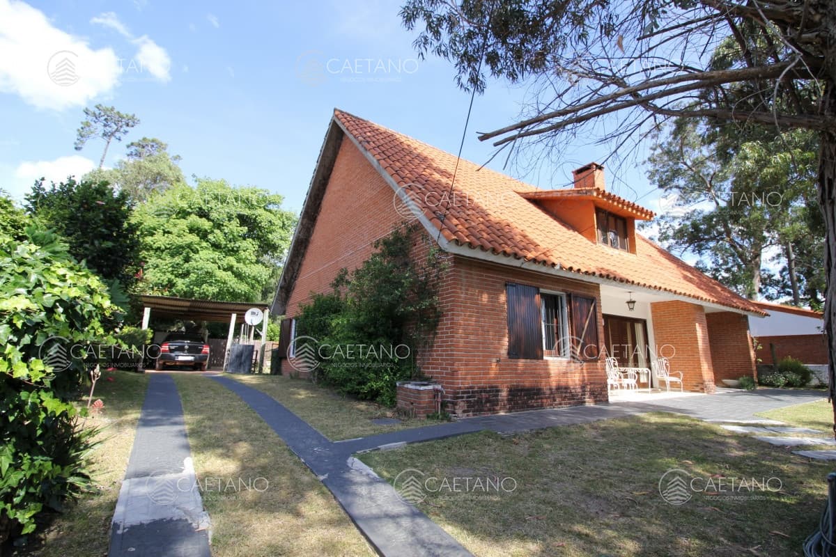Casa 4 dormitorios con piscina en alquiler, zona mansa, Punta del Este.