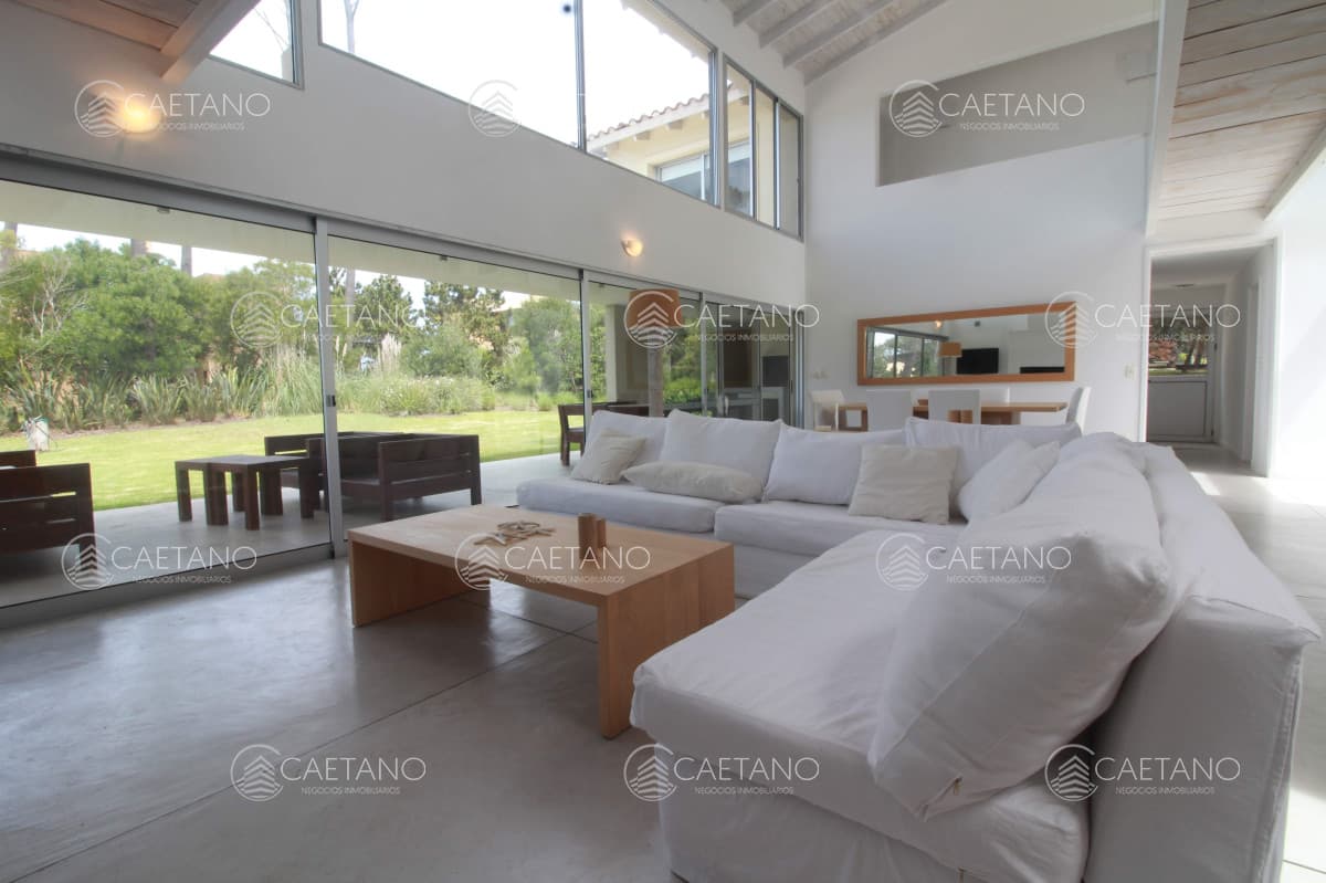 Alquiler Anual de Casa 4 DORMITORIOS + SERVICIO en Laguna Blanca, Montoya. — foto 3