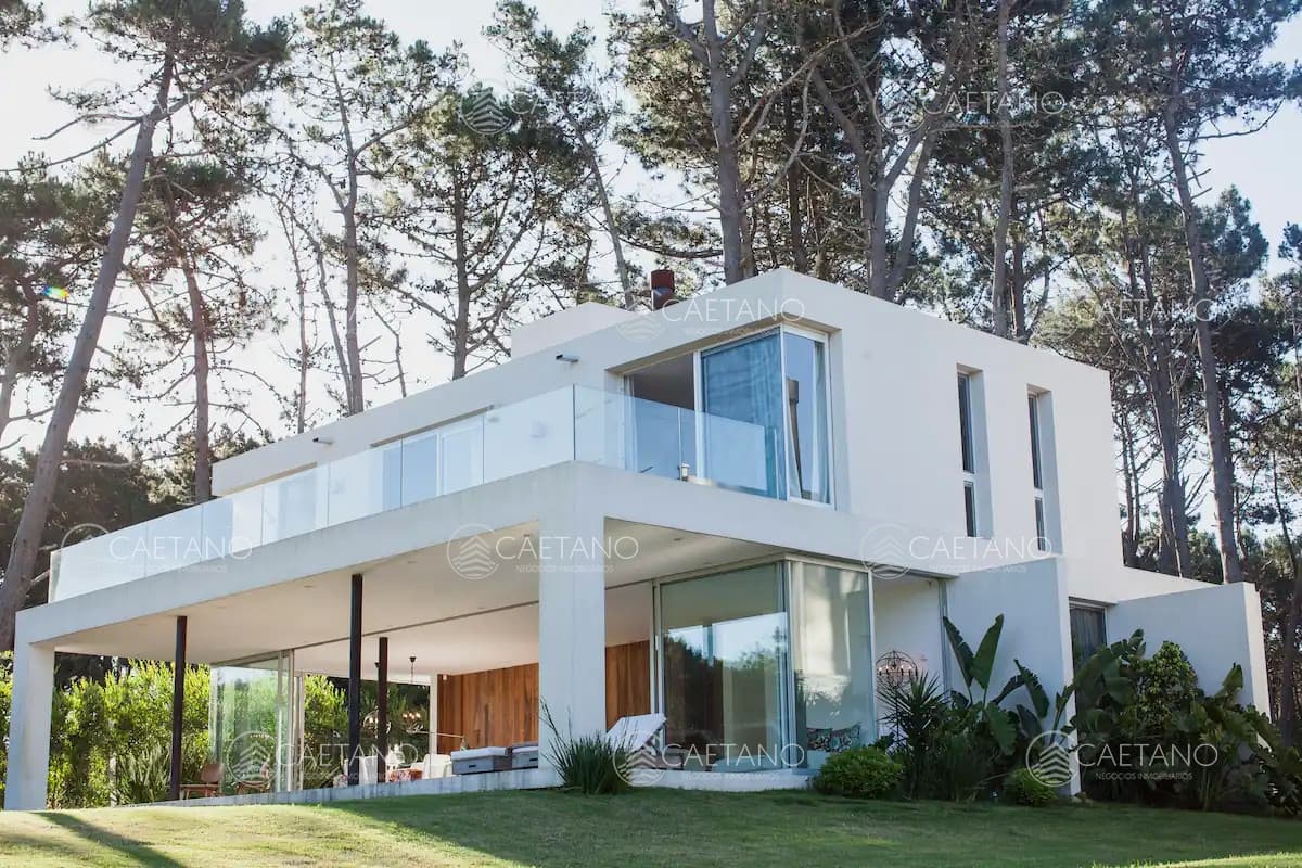 Alquiler casa 4 dormitorios Rincón del Indio, playa brava Punta del Este
