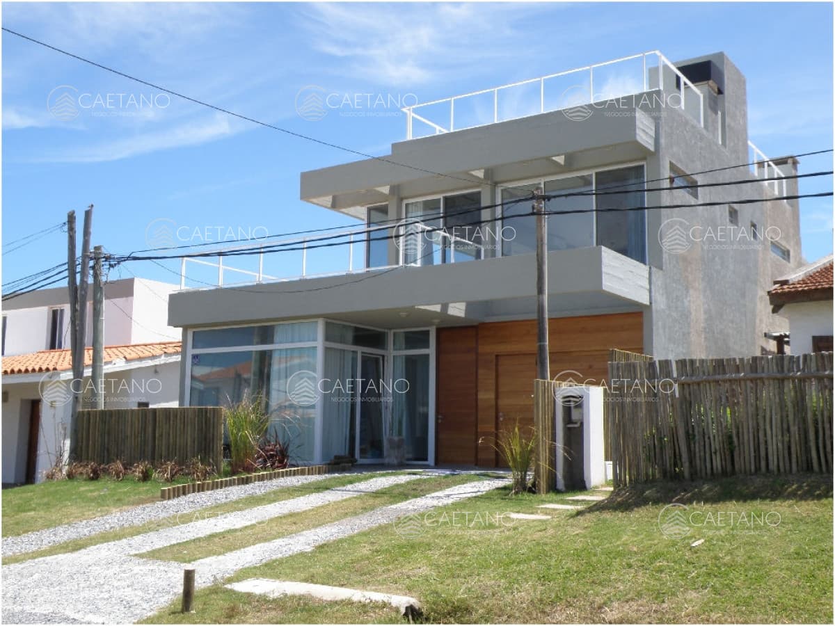 Hermosa casa, a solo 50mtrs del mar, ideal para veranear!